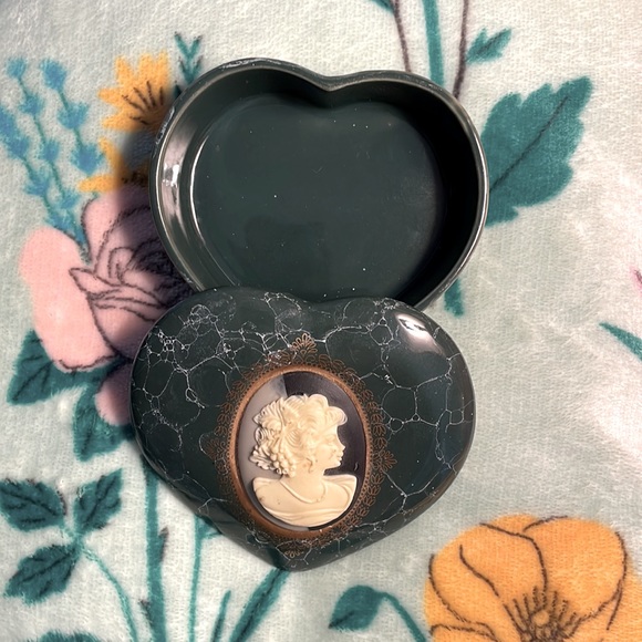 Green Heart Shaped Mount Clemens pottery cameo trinket box, Excellent Condition - Picture 7 of 10